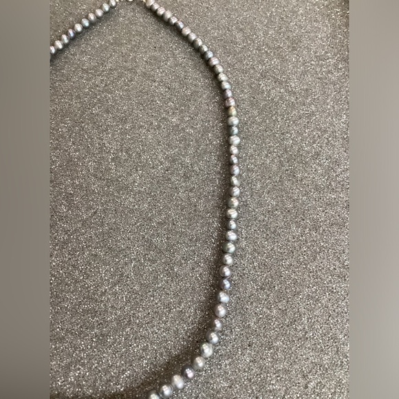 🚨Sale🚨! Vintage Gray Iridescent Pearls w/Sterling Silver Necklace Stamped - Picture 6 of 8